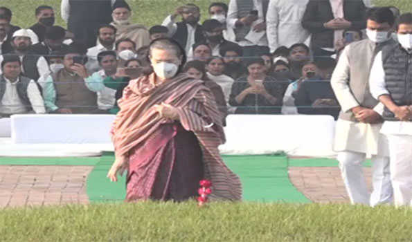 सोनिया ने शांतिवन जाकर दी नेहरू को श्रद्धांजलि