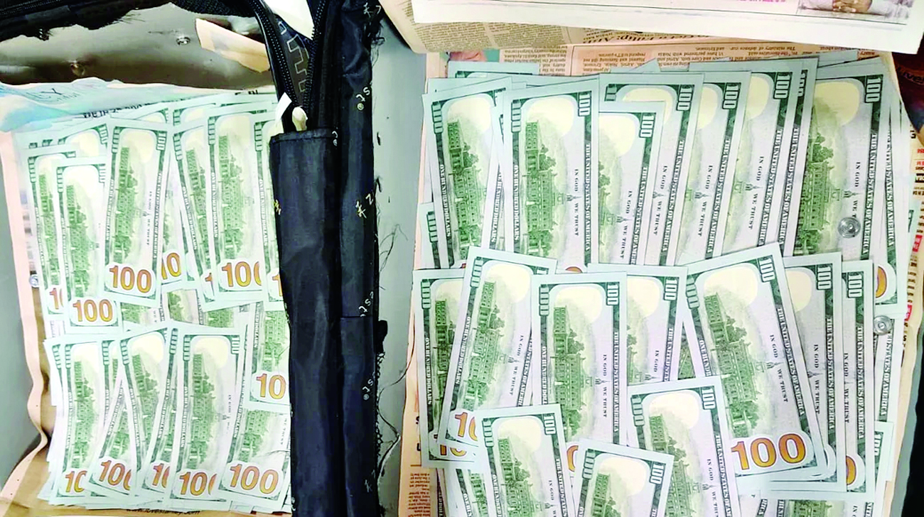 हवाई अड्डे पर 3.7 करोड़ रुपये की विदेशी मुद्रा के साथ 2 यात्री पकड़े