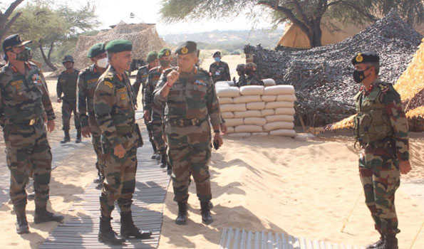 आर्मी कमांडर ने देश विरोधी गतिविधियों का मुंहतोड़ जवाब देने का किया आह्वान