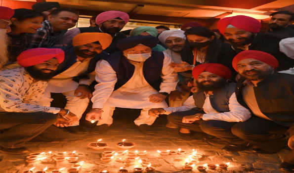 गुरु नानक देव के 552वें प्रकाश पर्व पर जलाए गए 552 दीये