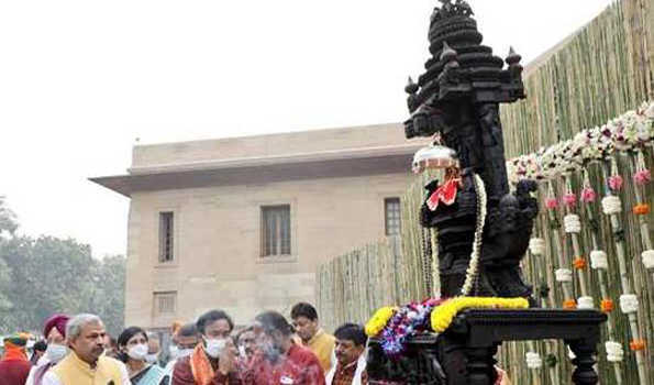 उत्तर प्रदेश को सौंपी गई माँ अन्नपूर्णा की प्रतिमा