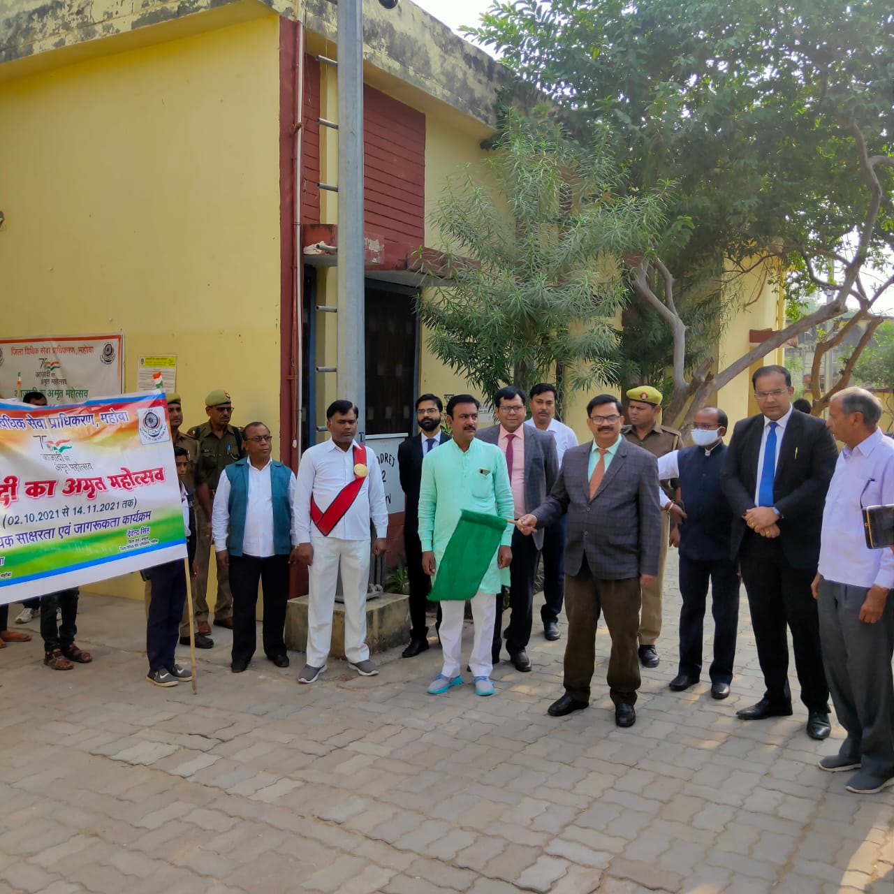 महोबा: अमृत महोत्सव रैली का जनपद न्यायाधीश ने हरीझंडी दिखाकर किया रवाना