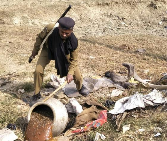 महोबा में जमीन में दफन शराब का जखीरा बरामद