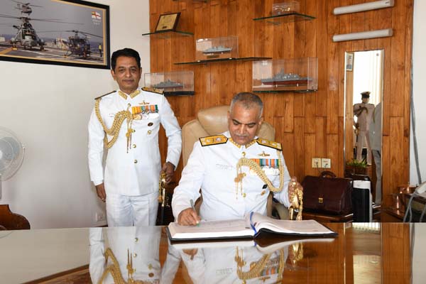 वाइस एडमिरल आर हरि कुमार होंगे नए नौसेना प्रमुख