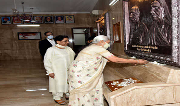 राज्यपाल ने मायावती से मुलाकात कर जतायी मां के निधन पर संवेदना