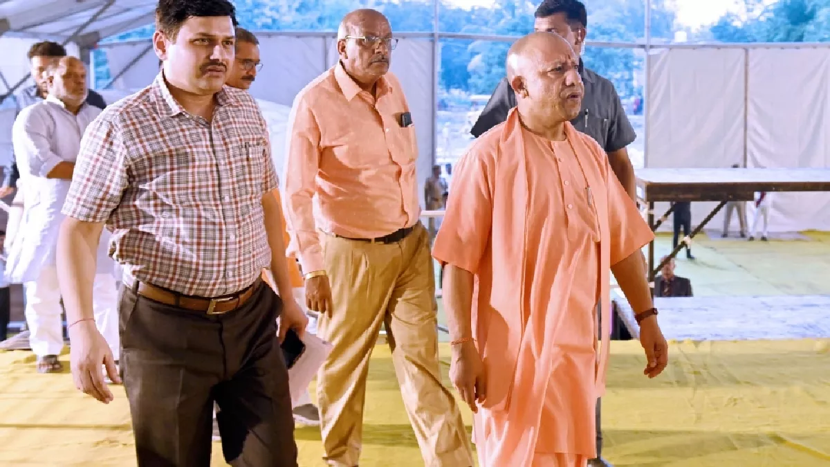 पीएम मोदी के दौरे से पहले काशी पहुंचे सीएम योगी
