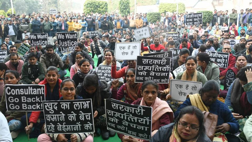 बिजलीकर्मियों का बवाल- लखनऊ की सड़कों पर हंगामा