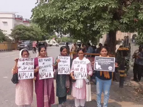 वाराणसी में गैंगरेप पीड़िता को न्याय दिलाने निकलीं महिलाएं