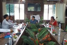 अंबेडकरनगर में बॉटम ऐश से तैयार जैविक खाद का निरीक्षण करती जिलाधिकारी ईशा प्रिया