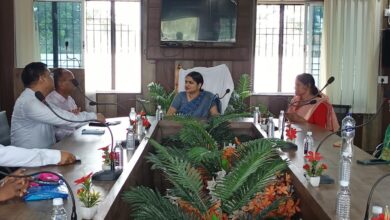 अंबेडकरनगर में बॉटम ऐश से तैयार जैविक खाद का निरीक्षण करती जिलाधिकारी ईशा प्रिया