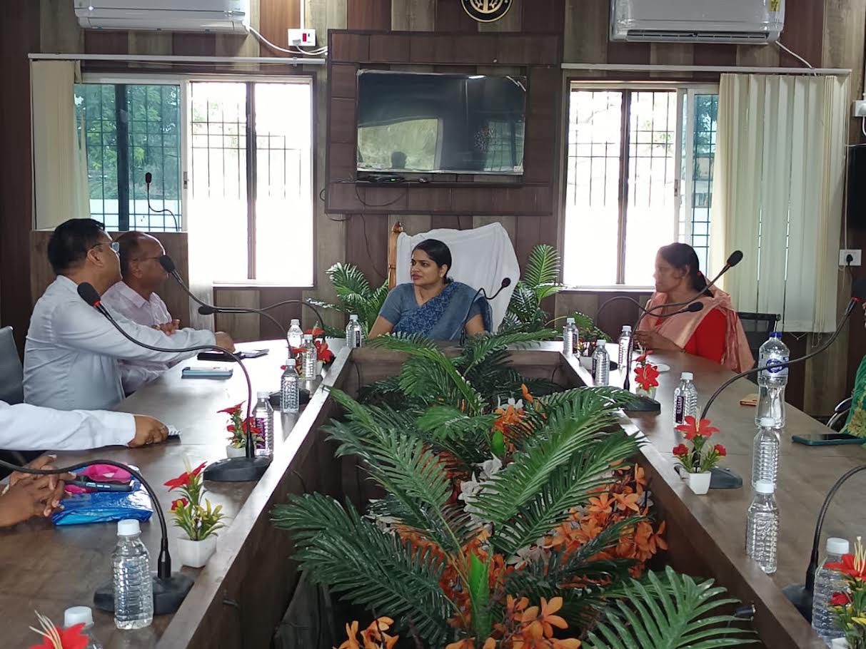 अंबेडकरनगर में बॉटम ऐश से तैयार जैविक खाद का निरीक्षण करती जिलाधिकारी ईशा प्रिया