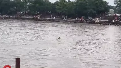 भारी बारिश के बीच उत्तराखंड में लैंडस्लाइड और यूपी में नदी कटाव का दृश्य।