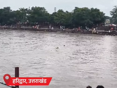 भारी बारिश के बीच उत्तराखंड में लैंडस्लाइड और यूपी में नदी कटाव का दृश्य।