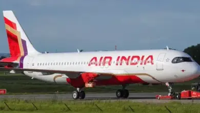 एअर इंडिया मोबाइल एप का नया इंटरफेस, जिसमें टिकट बुकिंग और फ्लाइट अपडेट से जुड़े फीचर्स दिख रहे हैं।