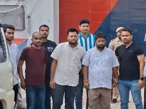 अयोध्या राम मंदिर चढ़ावा मामले में आरोपी के घर तलाशी अभियान चलाती पुलिस का सांकेतिक चित्र।