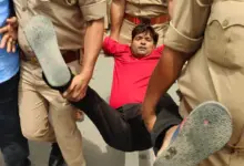 लखनऊ में शिक्षा मंत्री के आवास के बाहर 69 हजार शिक्षक भर्ती को लेकर प्रदर्शन करते अभ्यर्थी और तैनात पुलिस।