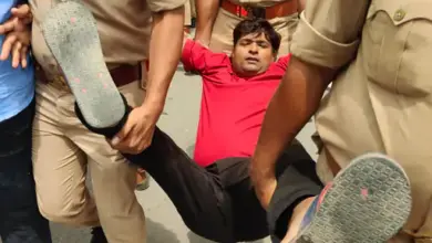लखनऊ में शिक्षा मंत्री के आवास के बाहर 69 हजार शिक्षक भर्ती को लेकर प्रदर्शन करते अभ्यर्थी और तैनात पुलिस।
