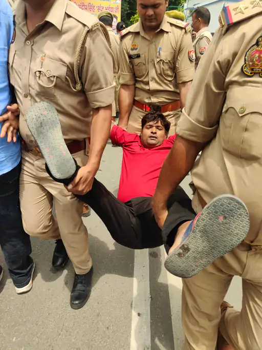 लखनऊ में शिक्षा मंत्री के आवास के बाहर 69 हजार शिक्षक भर्ती को लेकर प्रदर्शन करते अभ्यर्थी और तैनात पुलिस।