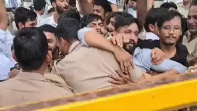 लखनऊ विश्वविद्यालय के गेट पर प्रदर्शन करते छात्र और तैनात पुलिस बल।