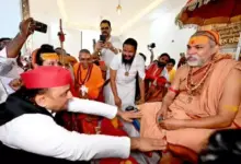 लखनऊ में शंकराचार्य स्वामी अविमुक्तेश्वरानंद से आशीर्वाद लेते समाजवादी पार्टी प्रमुख अखिलेश यादव।