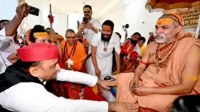लखनऊ में शंकराचार्य स्वामी अविमुक्तेश्वरानंद से आशीर्वाद लेते समाजवादी पार्टी प्रमुख अखिलेश यादव।