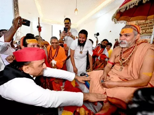 लखनऊ में शंकराचार्य स्वामी अविमुक्तेश्वरानंद से आशीर्वाद लेते समाजवादी पार्टी प्रमुख अखिलेश यादव।