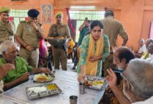 अंबेडकरनगर के दहीरपुर वृद्धाश्रम में बुजुर्गों से मुलाकात करतीं एसपी प्राची सिंह