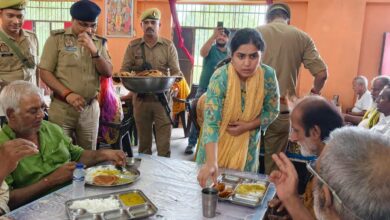 अंबेडकरनगर के दहीरपुर वृद्धाश्रम में बुजुर्गों से मुलाकात करतीं एसपी प्राची सिंह