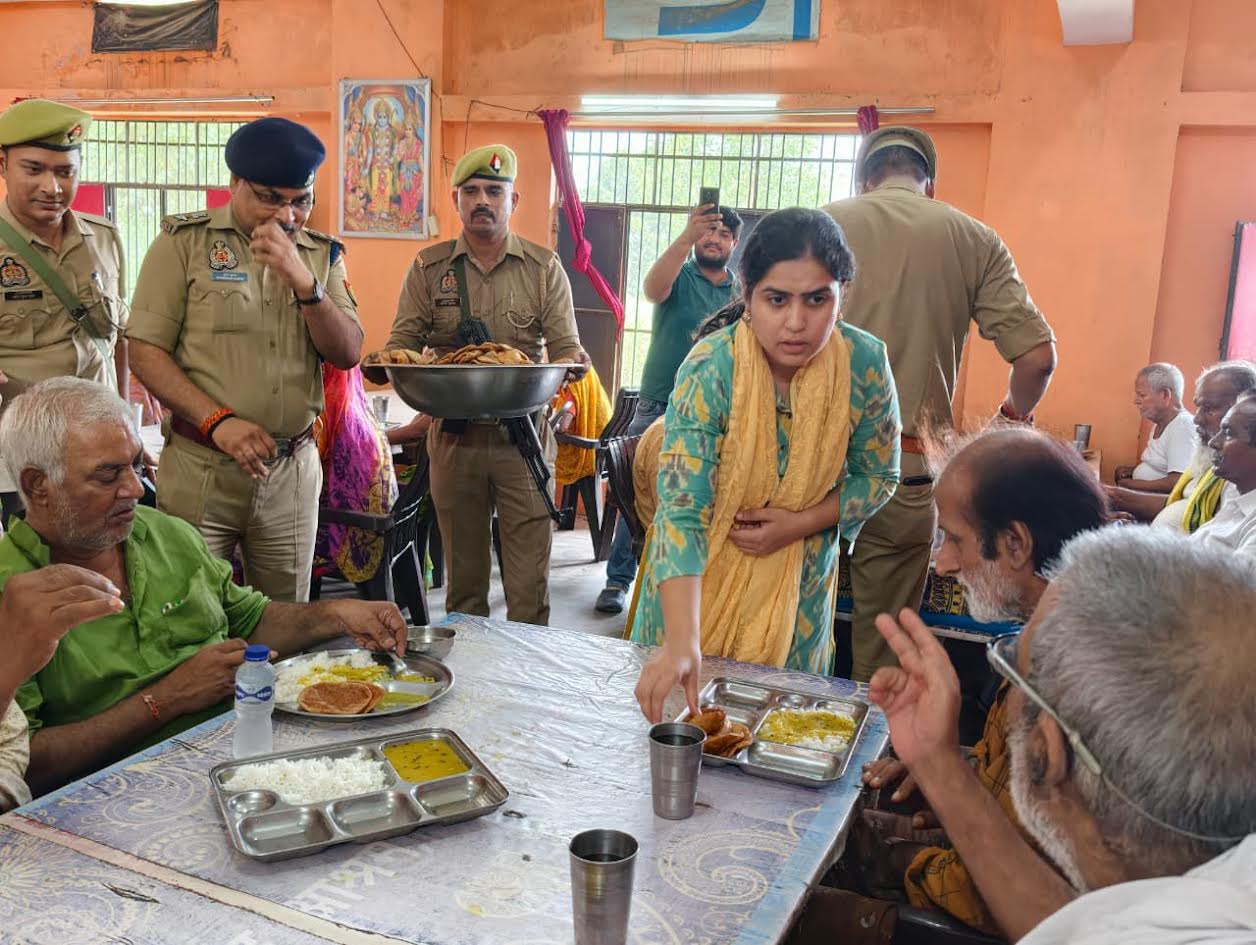 अंबेडकरनगर के दहीरपुर वृद्धाश्रम में बुजुर्गों से मुलाकात करतीं एसपी प्राची सिंह