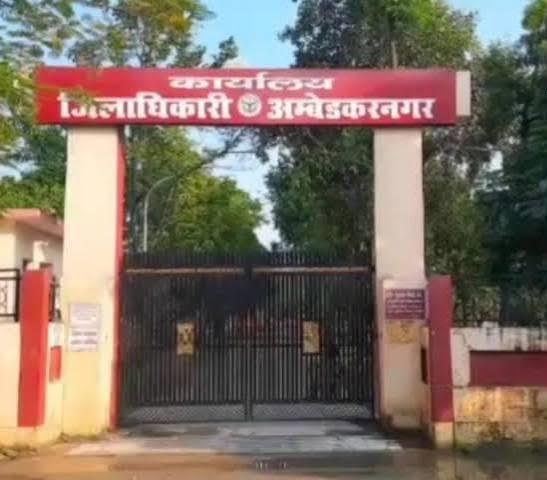 अंबेडकरनगर के फुलवरिया टोल प्लाजा पर टोल विवाद का सांकेतिक दृश्य।