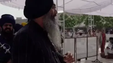 अमृतसर के गोल्डन टेंपल में विदेशी कपल को गुरुद्वारे के ड्रेस कोड और मर्यादा के बारे में समझाते सेवादार।