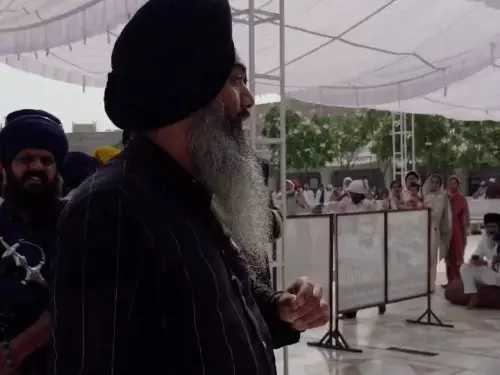 अमृतसर के गोल्डन टेंपल में विदेशी कपल को गुरुद्वारे के ड्रेस कोड और मर्यादा के बारे में समझाते सेवादार।