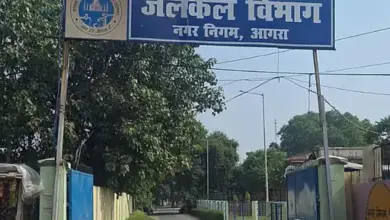 आगरा में जलकल विभाग द्वारा पेयजल पाइपलाइन शिफ्टिंग का कार्य।