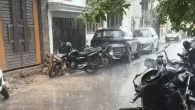 लखनऊ में बारिश और बादलों के बीच बदले मौसम का दृश्य।