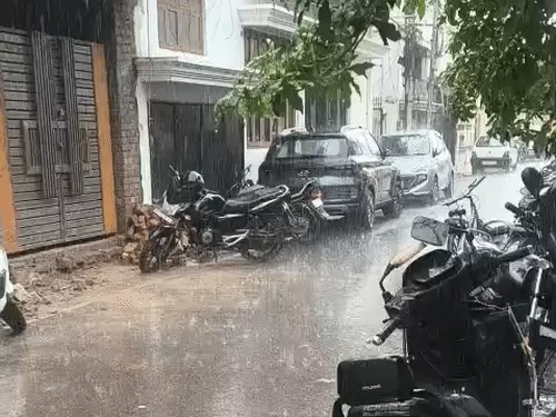 लखनऊ में बारिश और बादलों के बीच बदले मौसम का दृश्य।