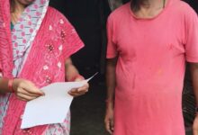 अंबेडकरनगर में प्रधानमंत्री आवास योजना के तहत आवास की मांग को लेकर जिलाधिकारी को प्रार्थना पत्र देती महिला।