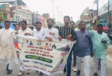 अंबेडकरनगर में राम मंदिर चढ़ावा विवाद को लेकर पदयात्रा निकालते कांग्रेस कार्यकर्ता।