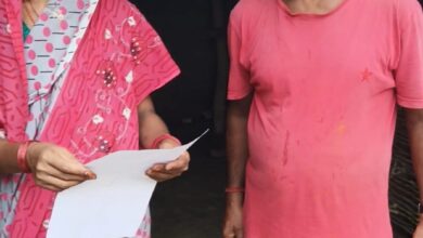 अंबेडकरनगर में प्रधानमंत्री आवास योजना के तहत आवास की मांग को लेकर जिलाधिकारी को प्रार्थना पत्र देती महिला।