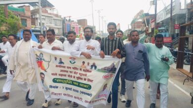 अंबेडकरनगर में राम मंदिर चढ़ावा विवाद को लेकर पदयात्रा निकालते कांग्रेस कार्यकर्ता।
