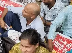 SCERT कार्यालय के बाहर प्रदर्शन करते 69 हजार शिक्षक भर्ती के अभ्यर्थी।
