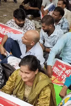 SCERT कार्यालय के बाहर प्रदर्शन करते 69 हजार शिक्षक भर्ती के अभ्यर्थी।