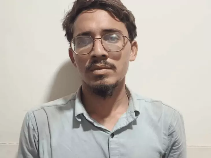 गुजरात ATS की हिरासत में जैश-ए-मोहम्मद से कथित तौर पर जुड़े संदिग्धों को अदालत ले जाते सुरक्षाकर्मी।
