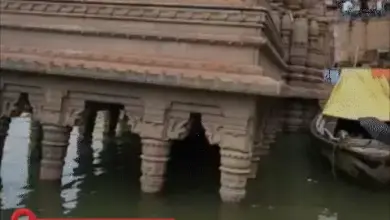 मानसून के दौरान बारिश से बढ़ा नदी का जलस्तर और जलमग्न घाट का दृश्य।