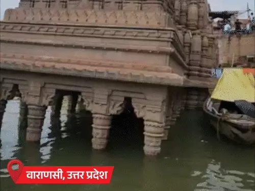 मानसून के दौरान बारिश से बढ़ा नदी का जलस्तर और जलमग्न घाट का दृश्य।