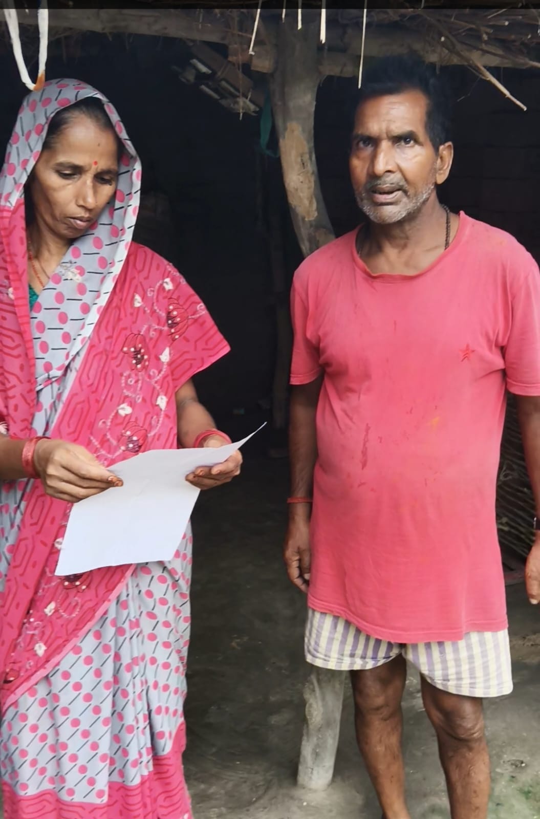 अंबेडकरनगर में प्रधानमंत्री आवास योजना के तहत आवास की मांग को लेकर जिलाधिकारी को प्रार्थना पत्र देती महिला।