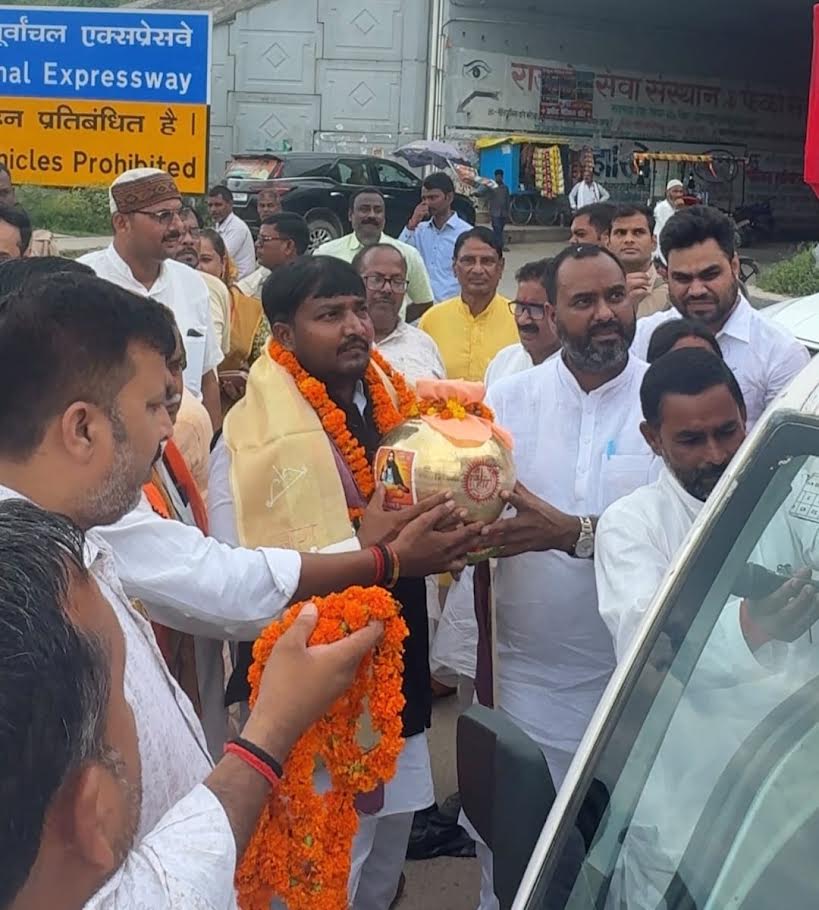 अंबेडकरनगर में गुरु रविदास जयंती पर निकली पावन कलश शोभायात्रा।
