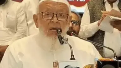 लखनऊ में हिंदू-मुस्लिम इत्तेहाद कॉन्फ्रेंस के दौरान मंच से संबोधित करते मौलाना अरशद मदनी।