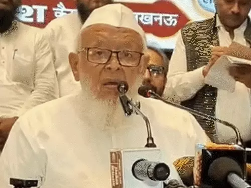 लखनऊ में हिंदू-मुस्लिम इत्तेहाद कॉन्फ्रेंस के दौरान मंच से संबोधित करते मौलाना अरशद मदनी।