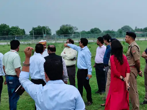 उन्नाव में अवध एक्सप्रेसवे उद्घाटन स्थल पर सुरक्षा और व्यवस्थाओं का निरीक्षण करते प्रशासनिक एवं पुलिस अधिकारी।