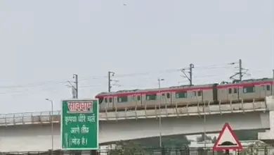 लखनऊ में घने बादलों के बीच बारिश की संभावना दर्शाता दृश्य।